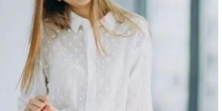 حيل تنسيق القميص الأبيض لإطلالة ربيعيه مميزة