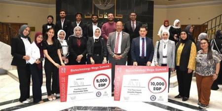 جامعة حلوان الأهلية تكرّم طلاب برنامج التكنولوجيا الحيوية الفائزين بمسابقة SOLE