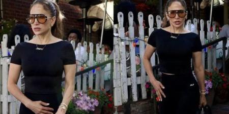 جينيفر لوبيز تخطف الأنظار بإطلالة جريئة بعد ظهورها في كوتشيلا 2026