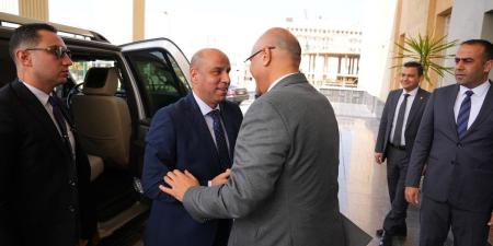 وزير العمل يسلم عقود توظيف للشباب في الإسكندرية