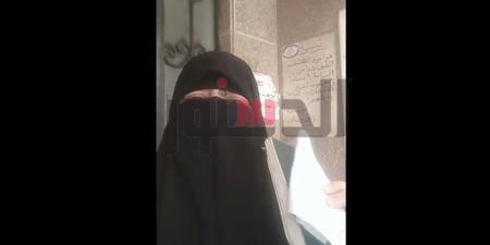 سيدة تمزق دفتر التأمين الصحي بمطروح وتستغيث بالمحافظ: معاملة غير آدمية (خاص)