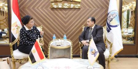 الانتهاء من إنشاء مظلات انتظار العاملين في جامعة قنا