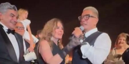 هل أحرج عمرو دياب يسرا في حفل زفاف ابنة محمد السعدي؟.. تفاصيل