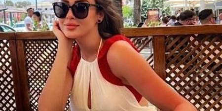 إطلالة صيفية.. ميرنا نور الدين تستمتع بأجواء الصيف