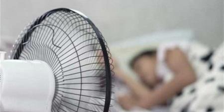 مع ارتفاع الحرارة.. الجلوس أمام المروحة طوال اليوم عادة آمنة أم ضارة؟