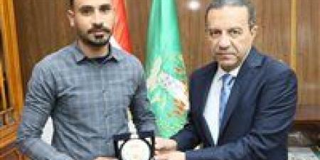 بعد موقفه البطولي.. محافظ المنوفية يكرم "أحمد البرماوي" ويهديه درع المحافظة ومكافأة مالية تقديرًا لشجاعته