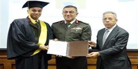 الأكاديمية الطبية العسكرية تنظم مراسم تسليم الشهادات العلمية وتكريم المتميزين من الأطباء العسكريين والمدنيين