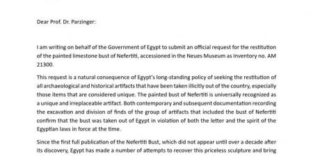 بالوثائق والصور.. زاهي حواس يكشف أول طلب رسمي مصري لاسترداد رأس نفرتيتي