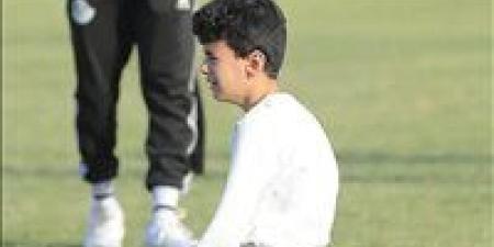 في نوبة بكاء حاد.. نجل مدرب شباب سمنود يشارك والده الحزن علي ضياع الصعود للقسم الثالث