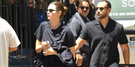 هنادي مهنا وأحمد خالد صالح يشاركان في جنازة والد منة شلبي