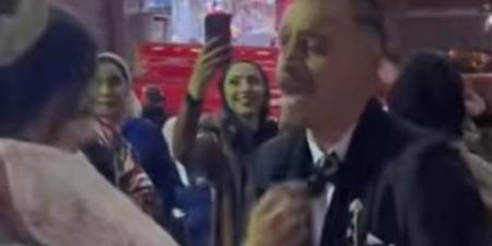 غنالها في وسط الحارة.. شاب يفاجئ عروسته بوصلة غناء رومانسية (فيديو)