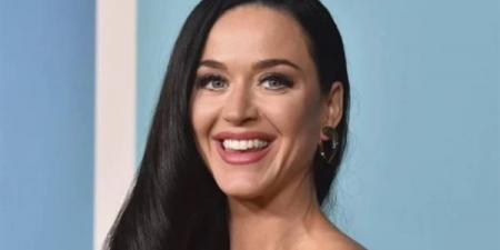 كاتي بيري تثير الجدل بتصرف غريب في روما