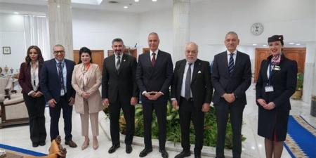 مصر للطيران تستقبل وفد نقابة المهن التمثيلية لتعزيز التعاون بين الجانبين