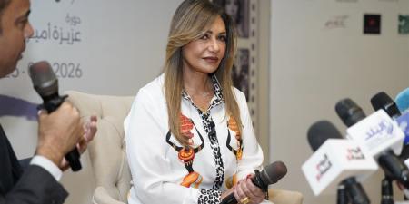 فعاليات مهرجان أسوان .. تأثر ليلى علوي بإحدى الحاضرات من ذوي الهمم