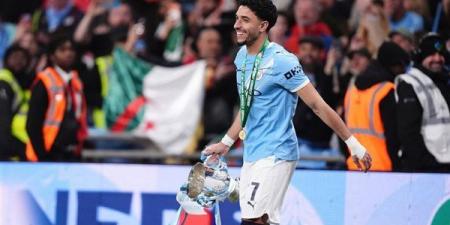 عمر مرموش على مقاعد بدلاء مانشستر سيتي أمام بيرنلي في الدوري الإنجليزي