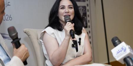 سولاف فواخرجي تكشف كواليس تجربتها في السينما الإيرانية عبر «أرض الملائكة»