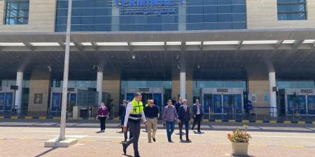 جولة مفاجئة لرئيس «المصرية للمطارات» بمطار الإسكندرية الدولي