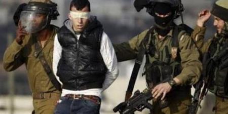 الاحتلال يعتقل فلسطينيا جنوب الخليل