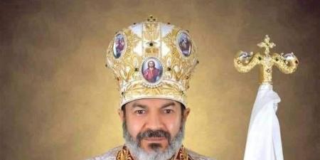 الأنبا توما يلتقي مجموعة إيمان ونور ويحتفل بالقداس الإلهي