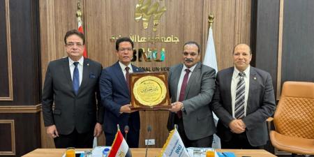 مجلس جامعة بنها الأهلية يكرم رئيس جامعة بنها الحكومية