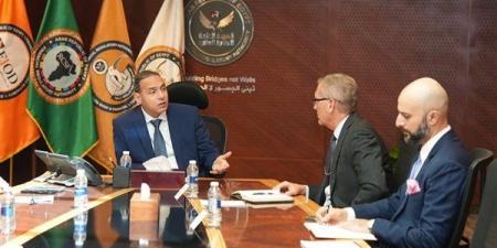 الرقابة المالية تستعرض للوفد الأمريكي الآليات الجديدة لجذب المستثمرين الأجانب