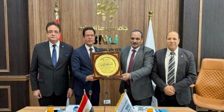 مجلس جامعة بنها الأهلية يكرم رئيس الجامعة الحكومية