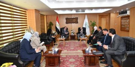 محافظ الفيوم يناقش آليات مجابهة عمل الأطفال والتمكين الاقتصادي لأسرهم