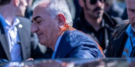 ولي العهد الإيراني المنفي يتعرض لهجوم بسائل أحمر في برلين