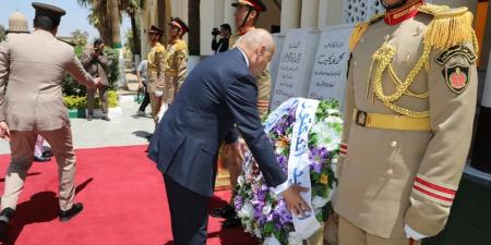 محافظ القاهرة يضع إكليلًا من الزهور على مقابر شهداء المنطقة المركزية