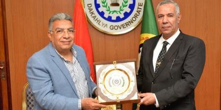 محافظ الدقهلية يكرم رئيس مدينة السنبلاوين بمناسبة بلوغه سن المعاش