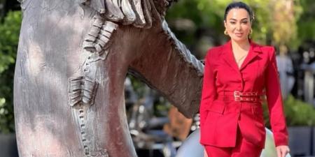 ميرهان حسين تواكب موضة البدل النسائية بتوقيع ربيع وصيف 2026