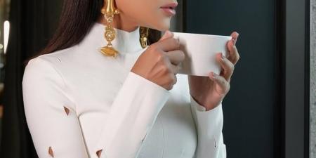 مهيرة عبدالعزيز تواكب موضة أحدث صيحات حقائب ربيع وصيف 2026