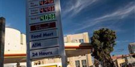 استطلاع: الأمريكيون يحملون ترامب مسؤولية قفزة أسعار الوقود وسط ضغوط انتخابية