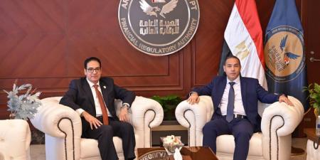 طلاب جامعة القاهرة الأهلية في زيارة ميدانية لهيئة البورصة (صور)