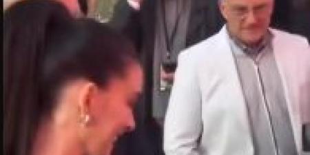 بعد "إن شاء الله"..آن هاثاواي تحمل نسخة من القرآن الكريم "تفاصيل"