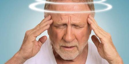 الدوخة عند الوقوف المفاجئ.. عرض بسيط أم مؤشر خطر؟