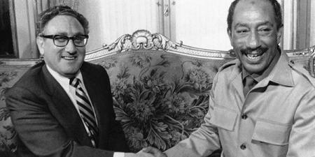 ثعلب الدبلوماسية أمام دهاء السادات.. كواليس ليلة تهديد أمريكا مصر بالحرب المباشرة