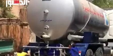 الدفع بسيارات مياه صالحة للشرب خلال أعمال الصيانة بالجيزة (فيديو)