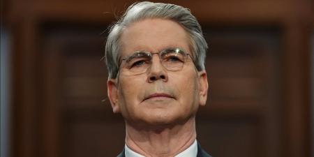 وزير الخزانة الأمريكي: لن نجدد استثناءات للنفط الإيراني والروسي