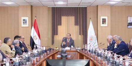 رئيس جامعة المنصورة يترأس اجتماع اللجنة التنفيذية لربط التخصصات الأكاديمية باحتياجات سوق العمل