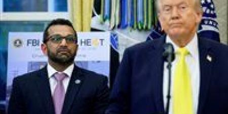 "مسألة وقت".. مدير FBI الضحية المحتملة لموجة إقالات ترامب الجديدة