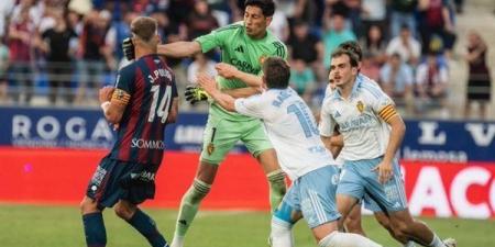 فضيحة في ديربي أراغون.. حارس سرقسطة يوجه لكمة وحشية واشتباك عنيف ينهي مباراة هويسكا