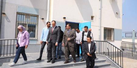 محافظ دمياط يتفقد المشروعات الخدمية في كفر سعد بعد الانتهاء من الوحدات الصحية