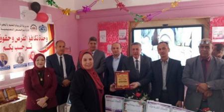 وكيل تعليم البحيرة ورئيس مدينة أبو حمص يكرمان المرأة المثالية