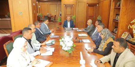 محافظ السويس يؤكد ضرورة الاهتمام المكثف بنظافة الشوارع الرئيسية والجانبية