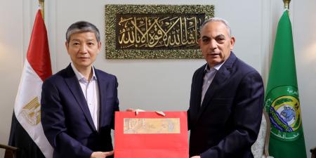 محافظ الإسماعيلية يبحث مع السفير الصيني تعزيز التعاون الاستثماري والتنموي