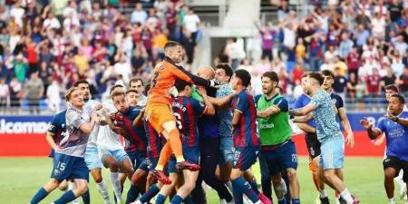 اشتباكات واعتداء باللكمات في مباراة هويسكا وسرقسطة في إسبانيا