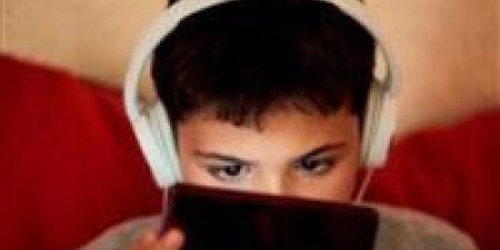 خبراء يحذرون: 4 ساعات خلف الشاشات تدمر عقل طفلك كيف نحميهم؟