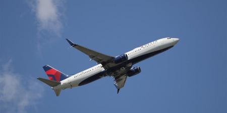 أسباب ارتفاع تذاكر الطيران رغم الهدنة بين أمريكا وإيران