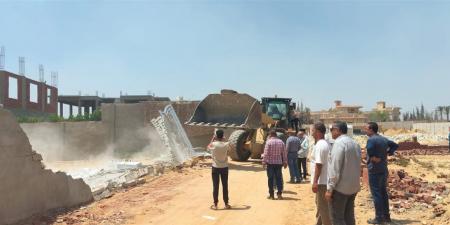 إزالة تعديات على مساحة 8 أفدنة وضبط 30 وصلة مياه غير قانونية بحملات مكثفة بالعبور الجديدة